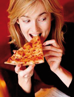 Frau isst ein Stück Pizza